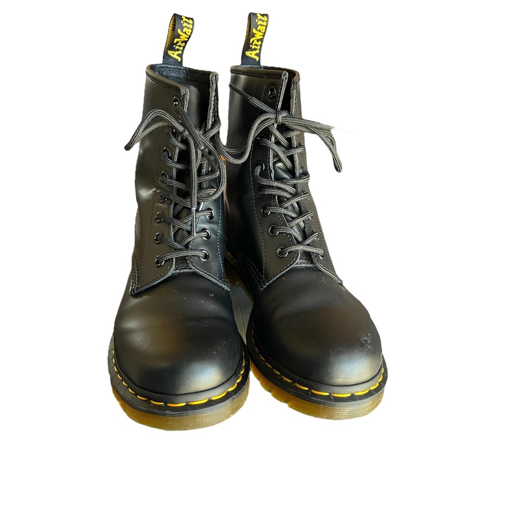 LIKE NEW DR. MARTENS 1460 W SIZE 9